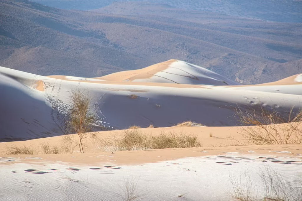 Uma nevasca tinge de branco as dunas na entrada do deserto do Saara