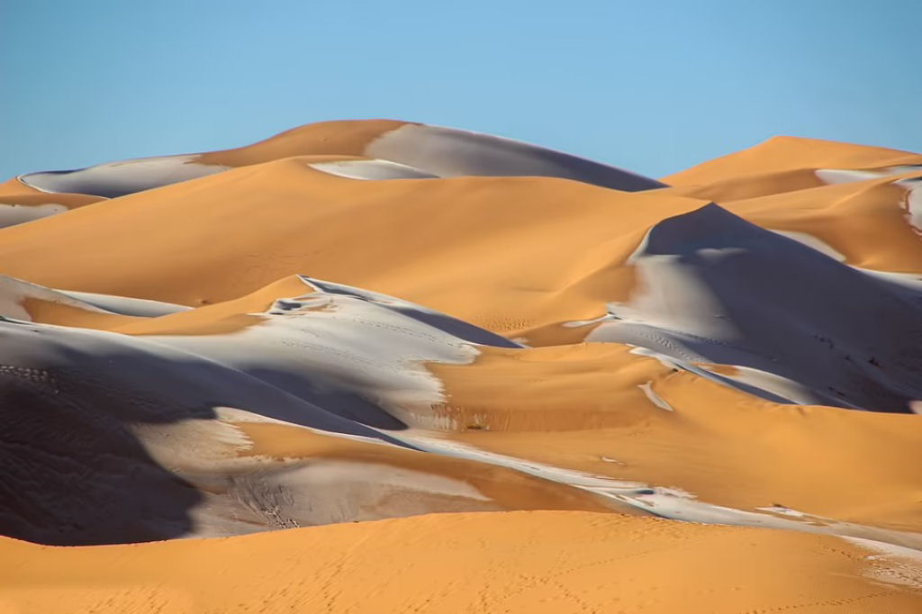 Uma nevasca tinge de branco as dunas na entrada do deserto do Saara