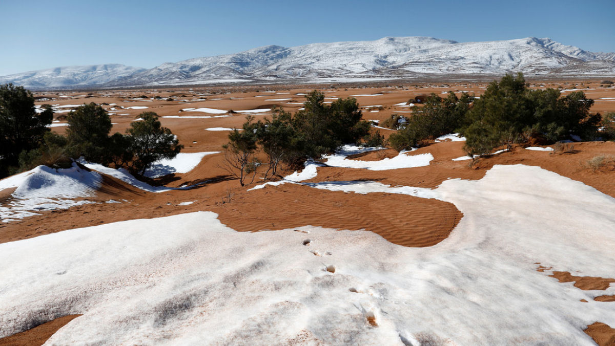 Neve tinge de branco parte do deserto do Saara e várias regiões da Arábia Saudita