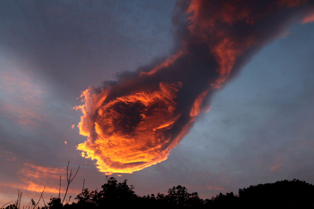 A mo de Deus: a surpreendente formao de nuvens sobre a ilha da Madeira 01