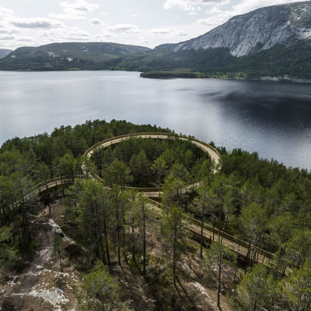 Passarela serpenteia graciosamente pelo parque florestal de Hamaren, na Noruega 02