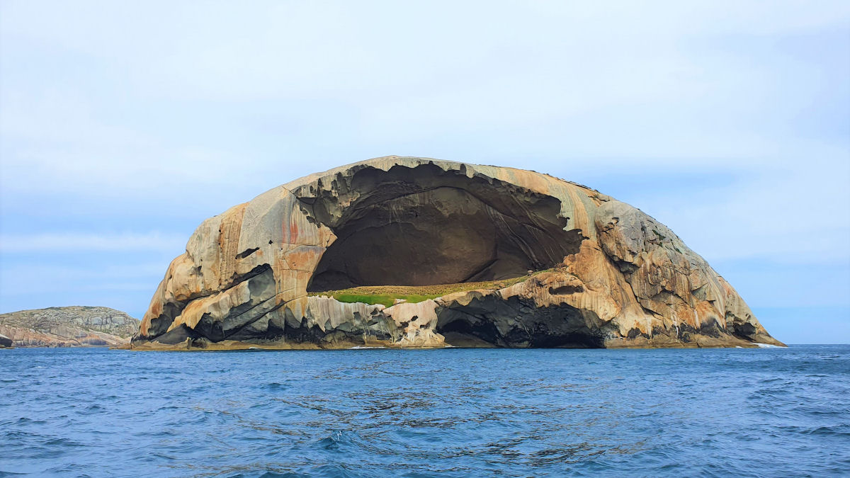 Ilha de Cleft e a inacessível Pedra da Caveira