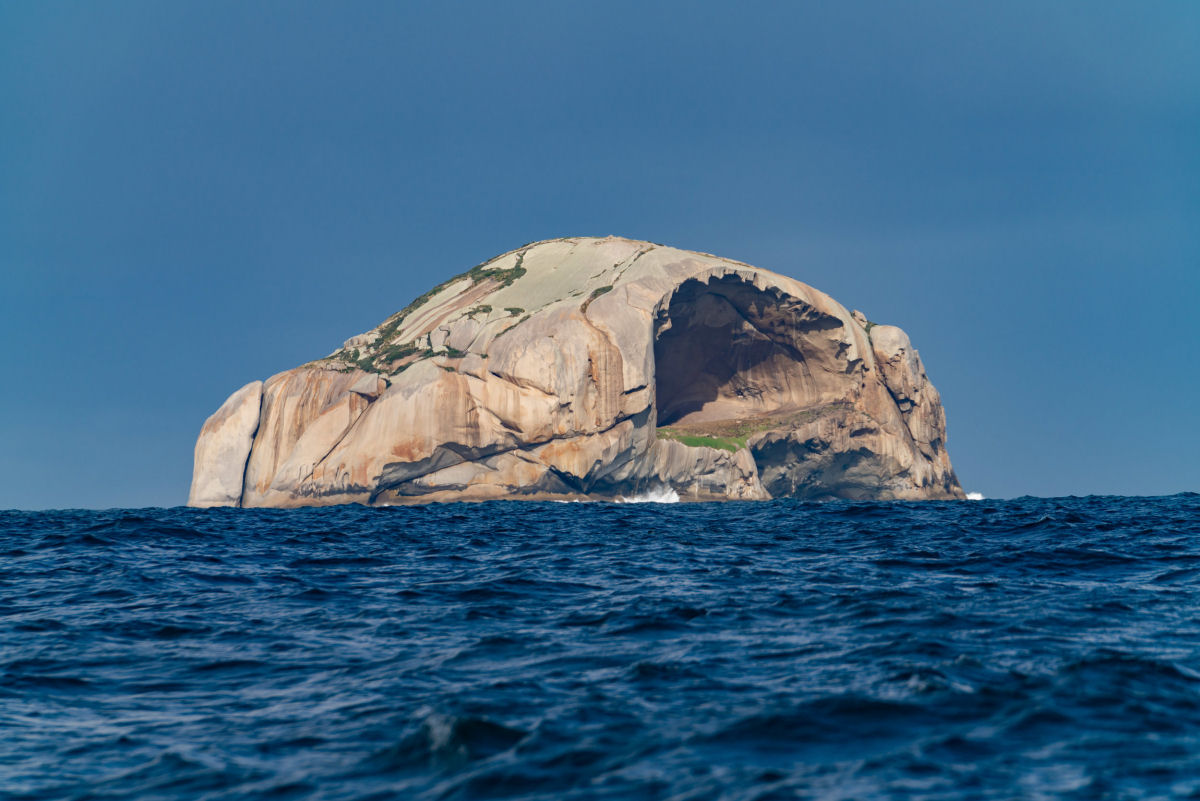 Ilha de Cleft e a inacessível Pedra da Caveira