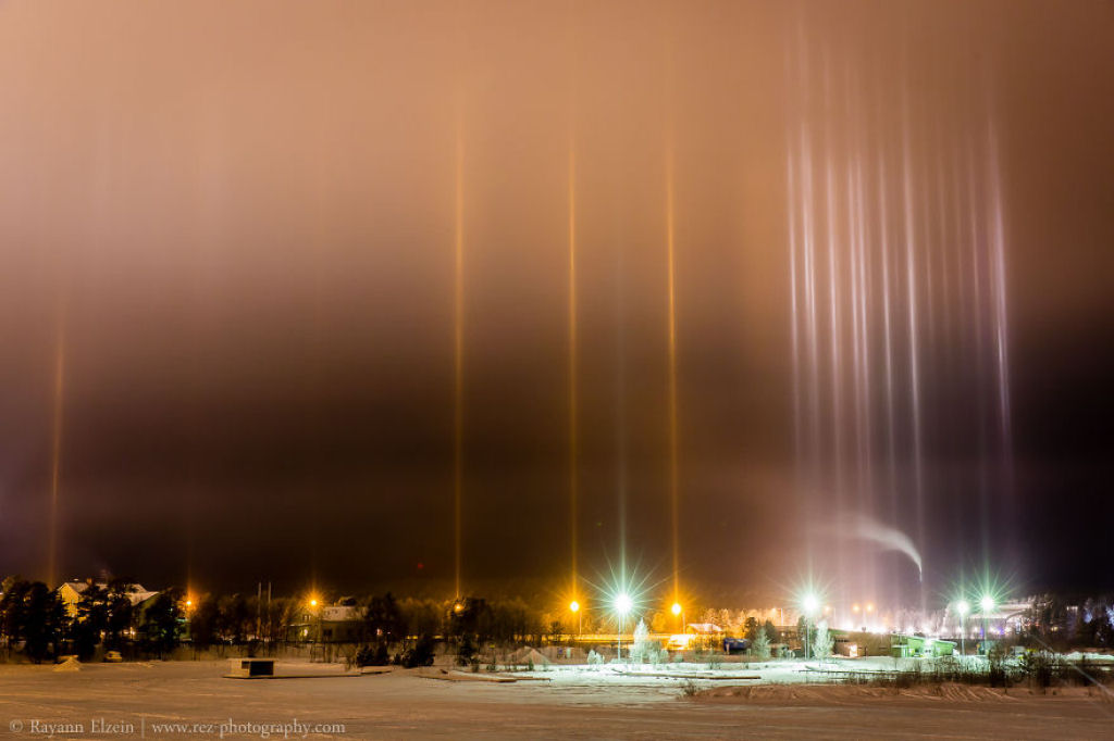Espantosos pilares que parecem vigas aliengenas iluminando o cu noturno 06