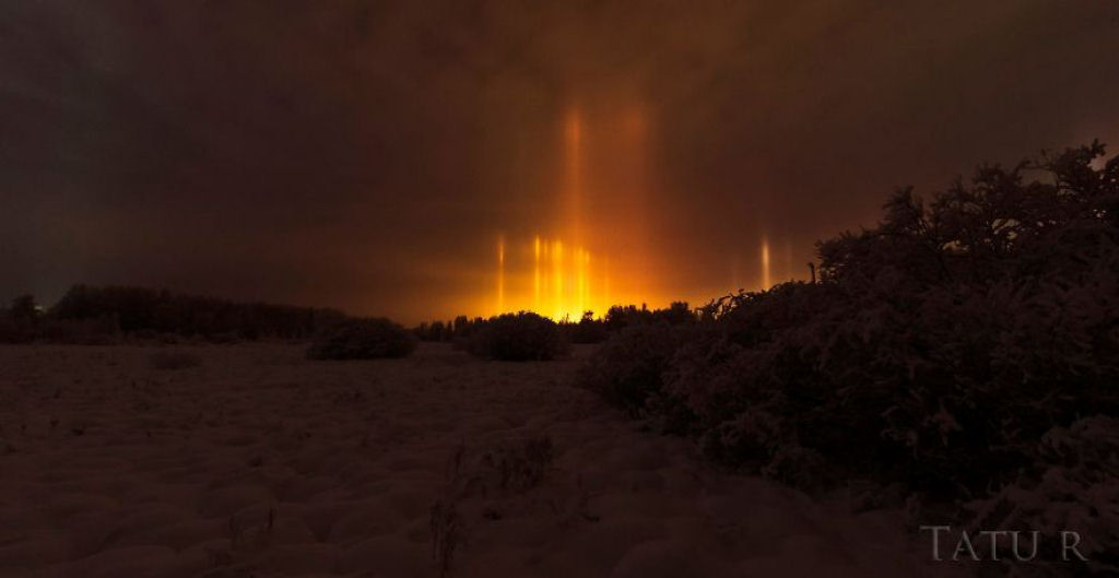 Espantosos pilares que parecem vigas aliengenas iluminando o cu noturno 13