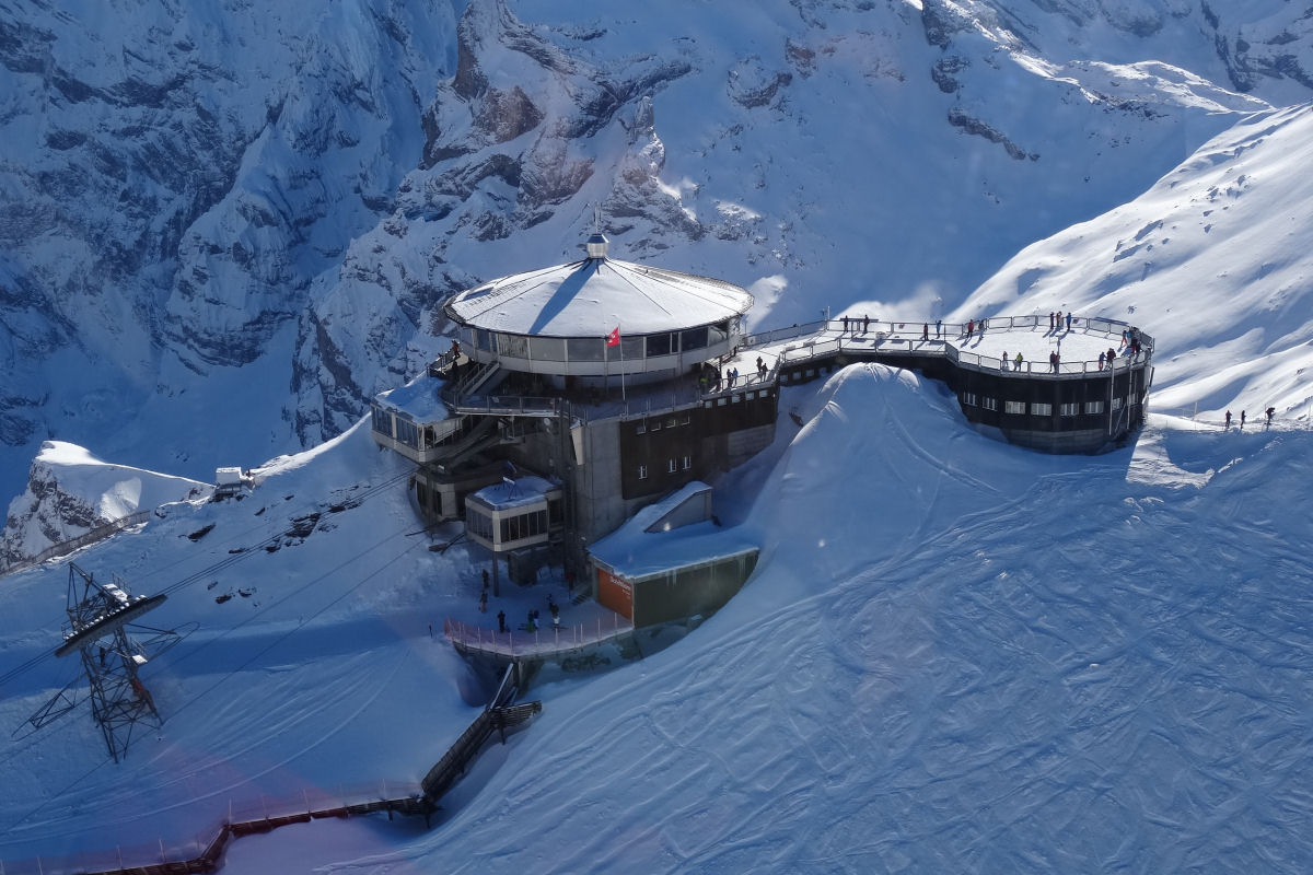 O deslumbrante restaurante giratório nos Alpes Suíços construído graças a James Bond