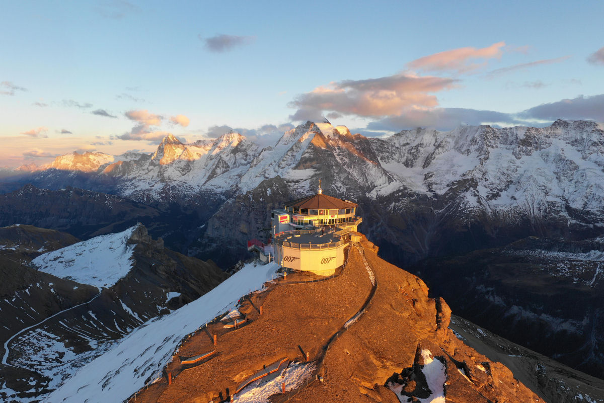 O deslumbrante restaurante giratório nos Alpes Suíços construído graças a James Bond