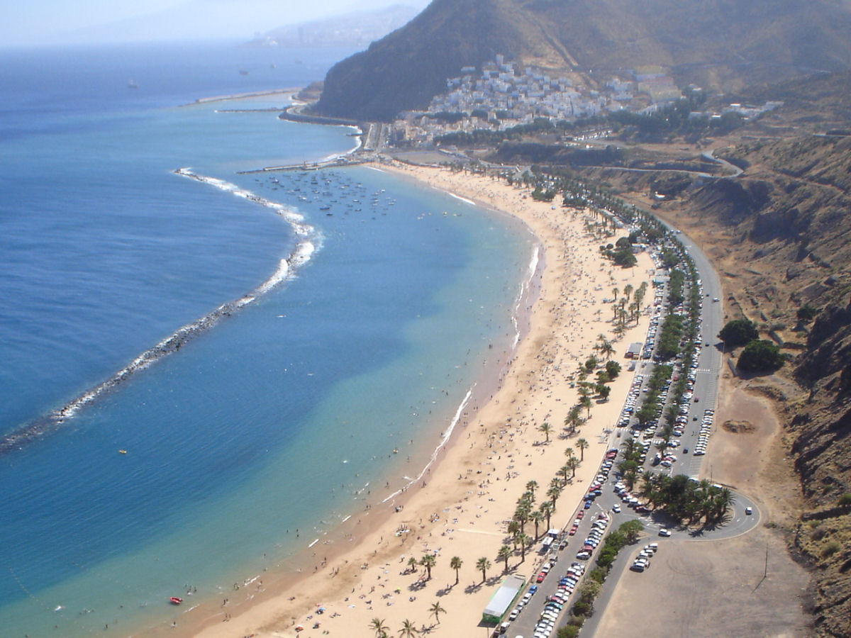s Ilhas Canrias tem uma praia artificial feita com areia do Saara