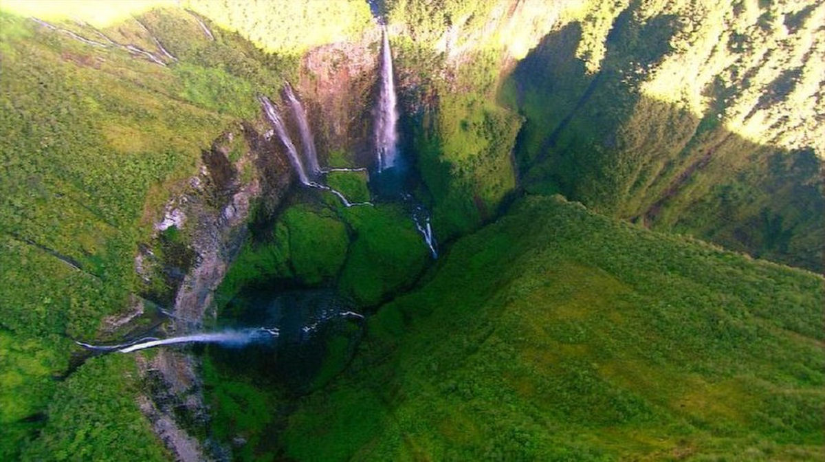 Poço de Ferro, um vão de 300 metros com seis grandes cascatas na Ilha da Reunião
