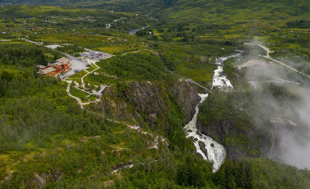 A Noruega acaba de construir uma ponte pedonal sobre sua cachoeira mais icônica 01