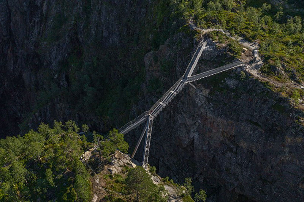 A Noruega acaba de construir uma ponte pedonal sobre sua cachoeira mais icônica 02