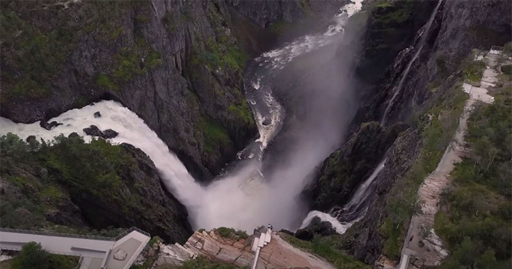 A Noruega acaba de construir uma ponte pedonal sobre sua cachoeira mais icônica 03