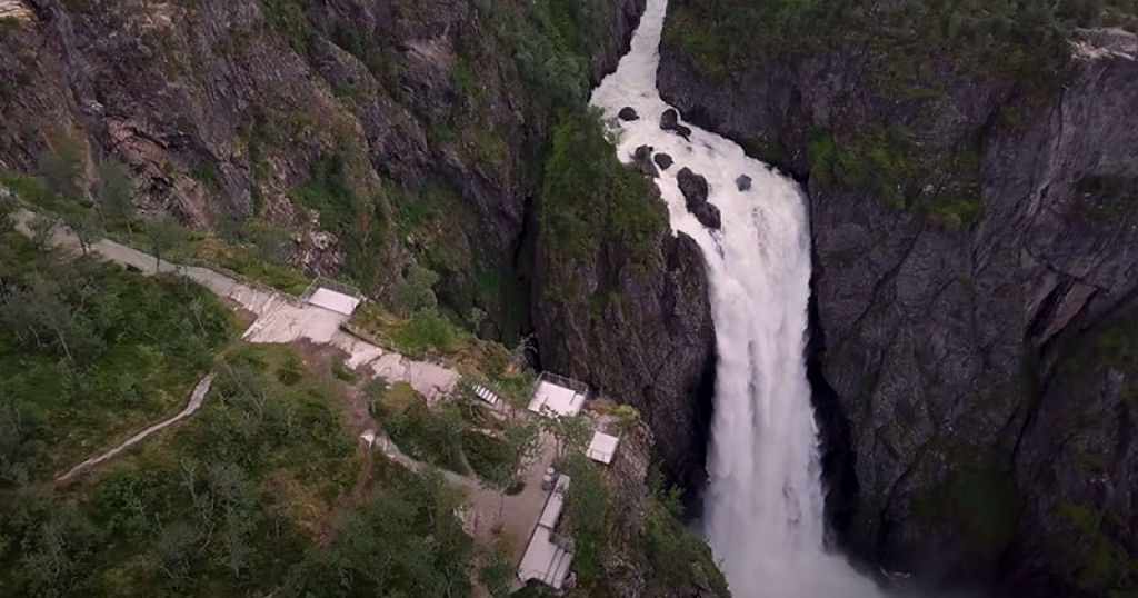 A Noruega acaba de construir uma ponte pedonal sobre sua cachoeira mais icônica 04