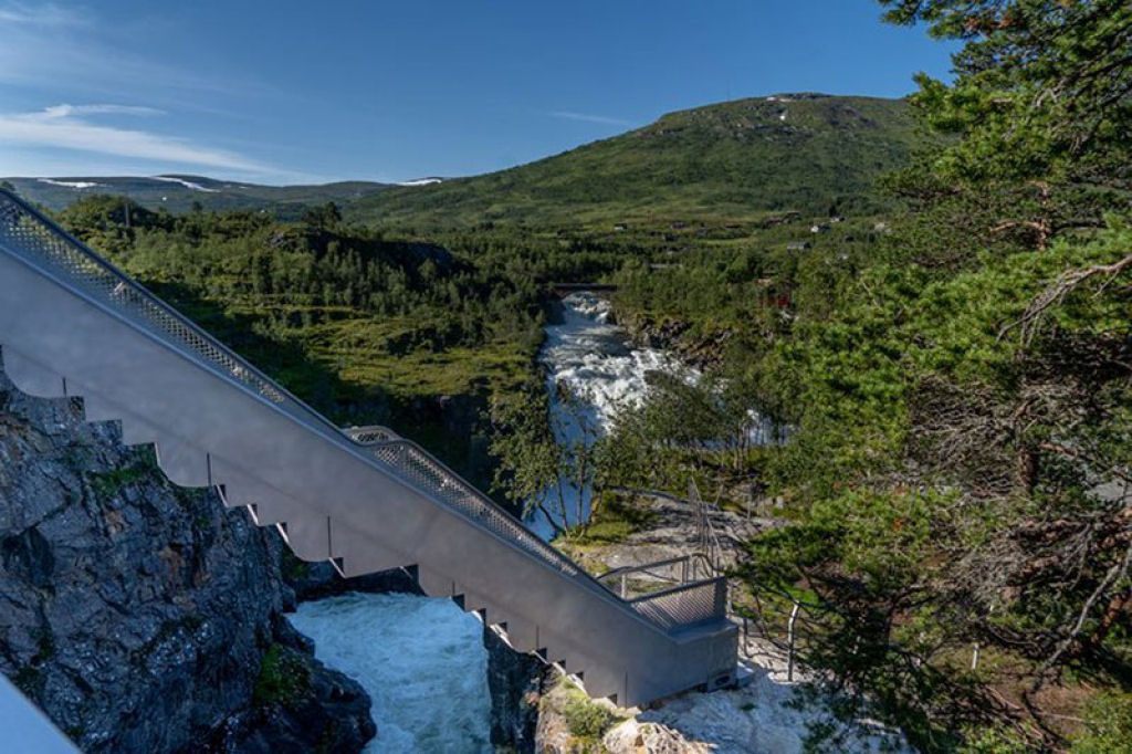 A Noruega acaba de construir uma ponte pedonal sobre sua cachoeira mais icônica 05