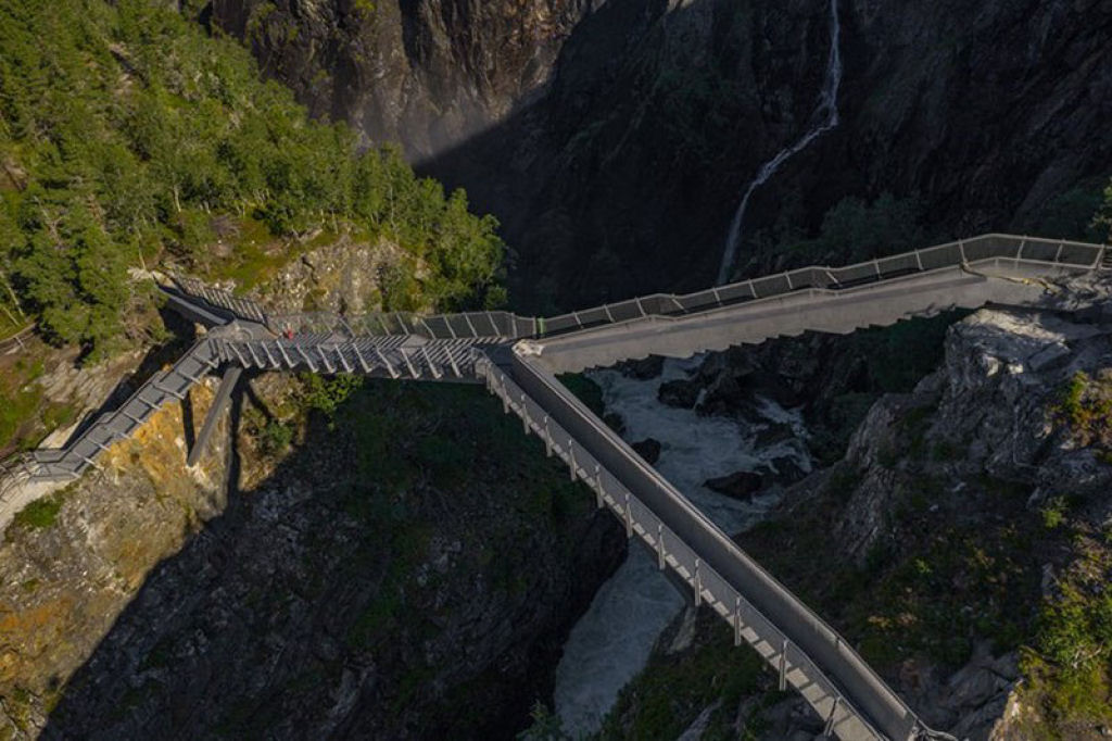A Noruega acaba de construir uma ponte pedonal sobre sua cachoeira mais icônica 08