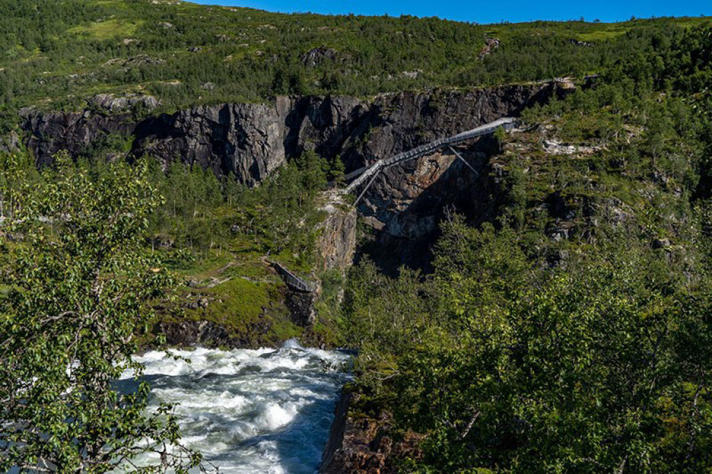 A Noruega acaba de construir uma ponte pedonal sobre sua cachoeira mais icônica 09