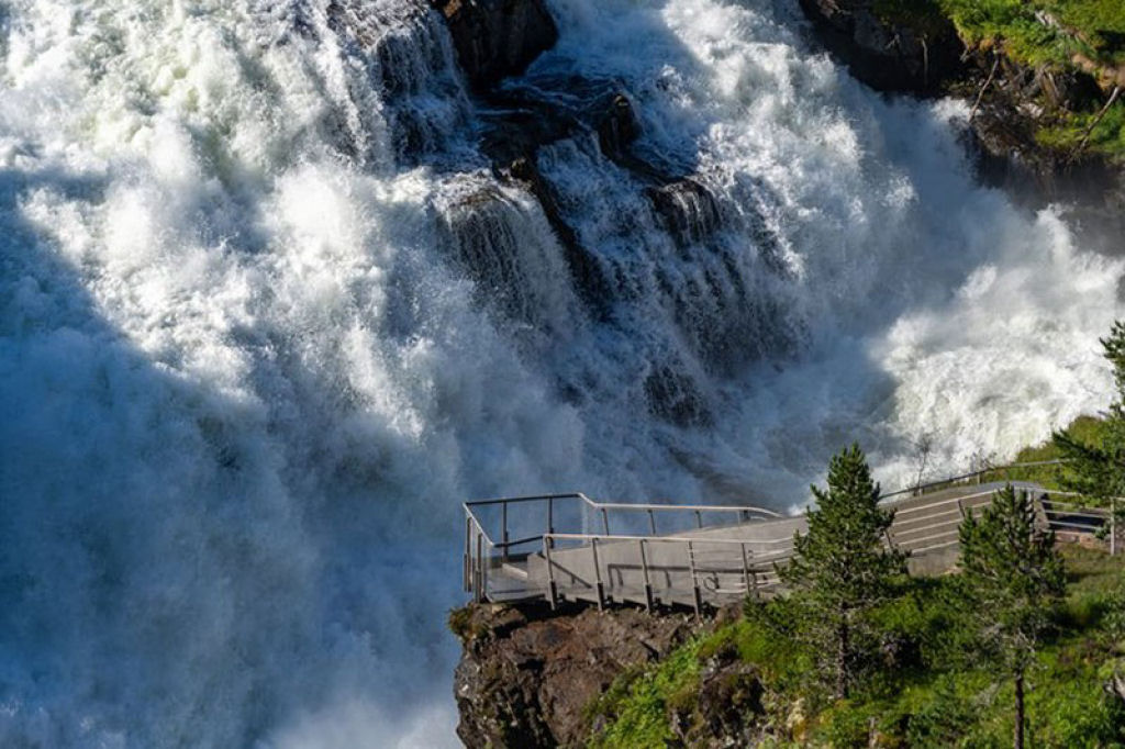 A Noruega acaba de construir uma ponte pedonal sobre sua cachoeira mais icônica 10