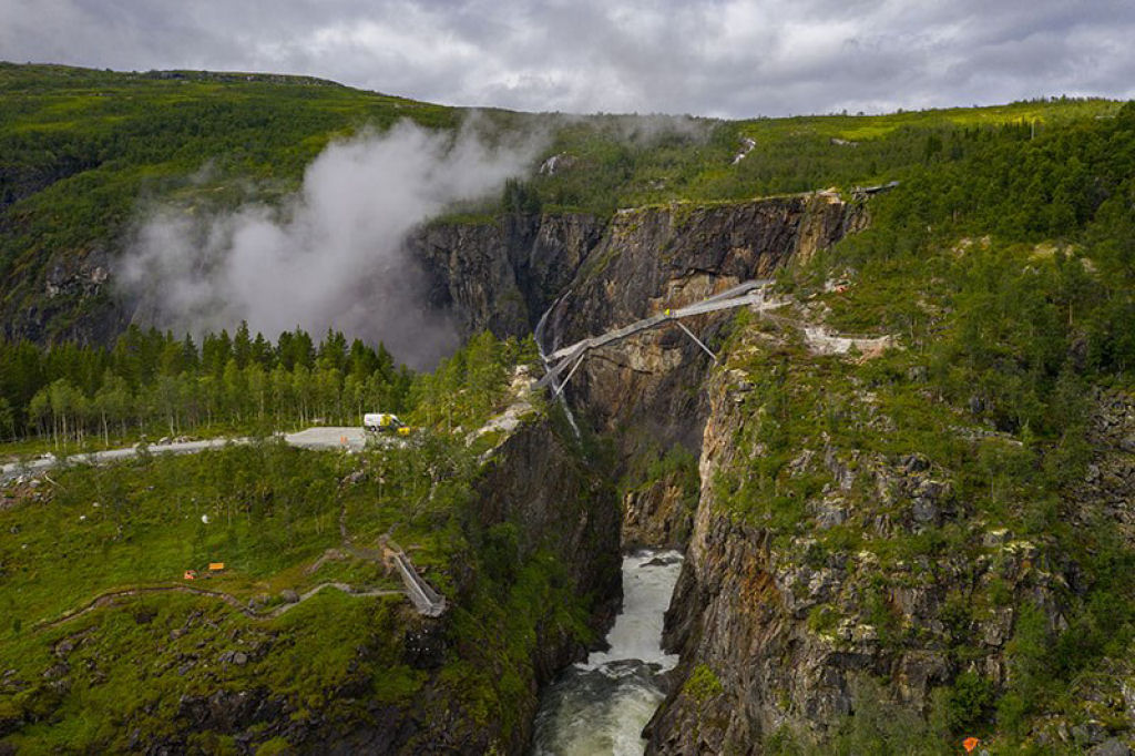 A Noruega acaba de construir uma ponte pedonal sobre sua cachoeira mais icônica 11