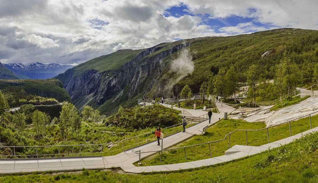 A Noruega acaba de construir uma ponte pedonal sobre sua cachoeira mais icônica 12