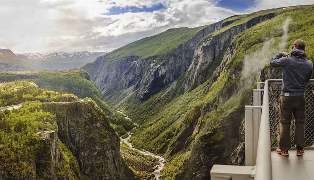 A Noruega acaba de construir uma ponte pedonal sobre sua cachoeira mais icônica 13