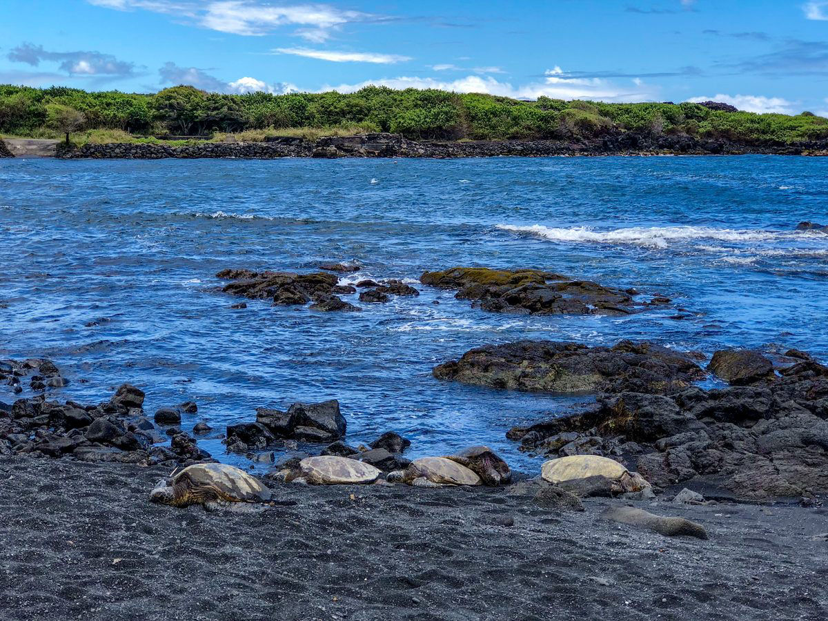 A praia de areia preta de Punalu'u, no Havaí