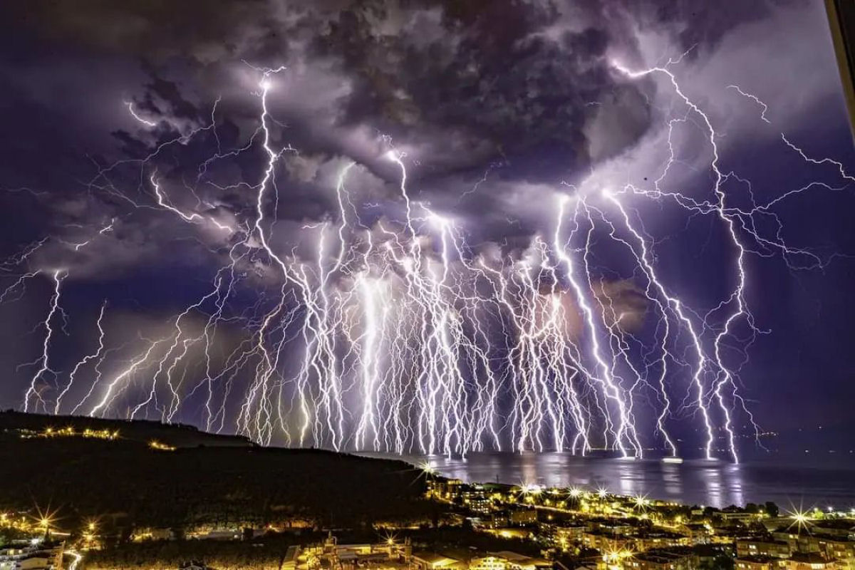 Incrível time-lapse captura uma tempestade de raios de uma hora em uma única foto