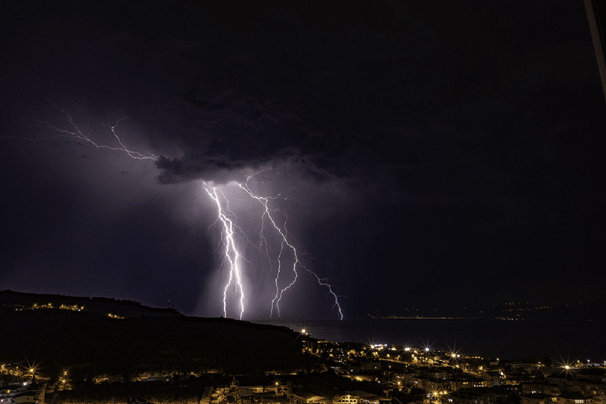 Incrível time-lapse captura uma tempestade de raios de uma hora em uma única foto