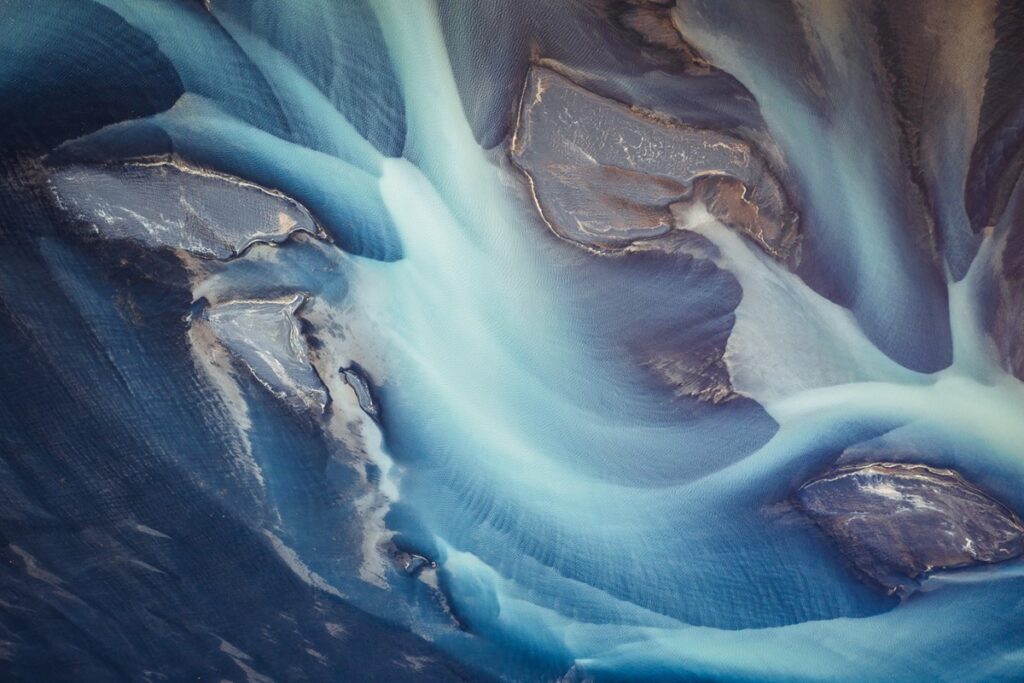 Impressionantes fotos areas capturam a beleza abstrata dos rios glaciares da Islndia