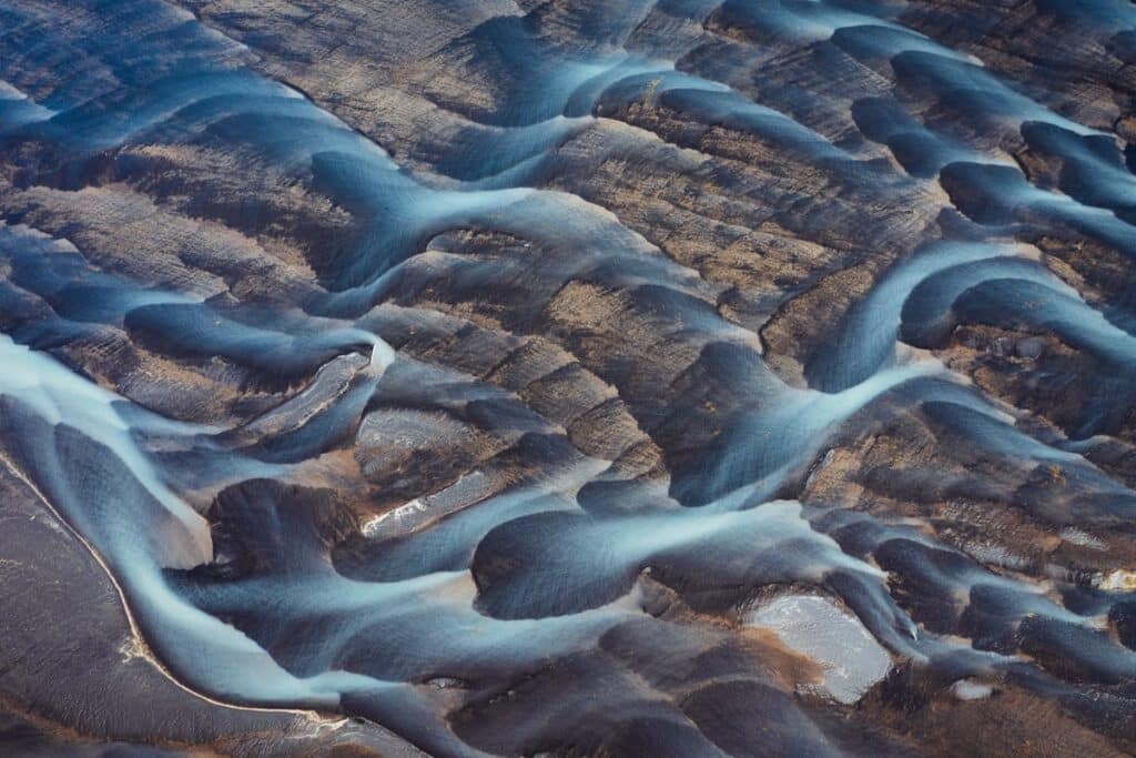 Impressionantes fotos areas capturam a beleza abstrata dos rios glaciares da Islndia
