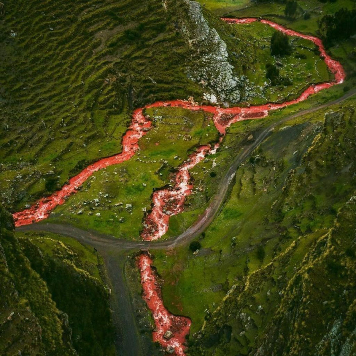 O espetculo surreal apresentado pelo Rio Vermelho em Cusco, Peru