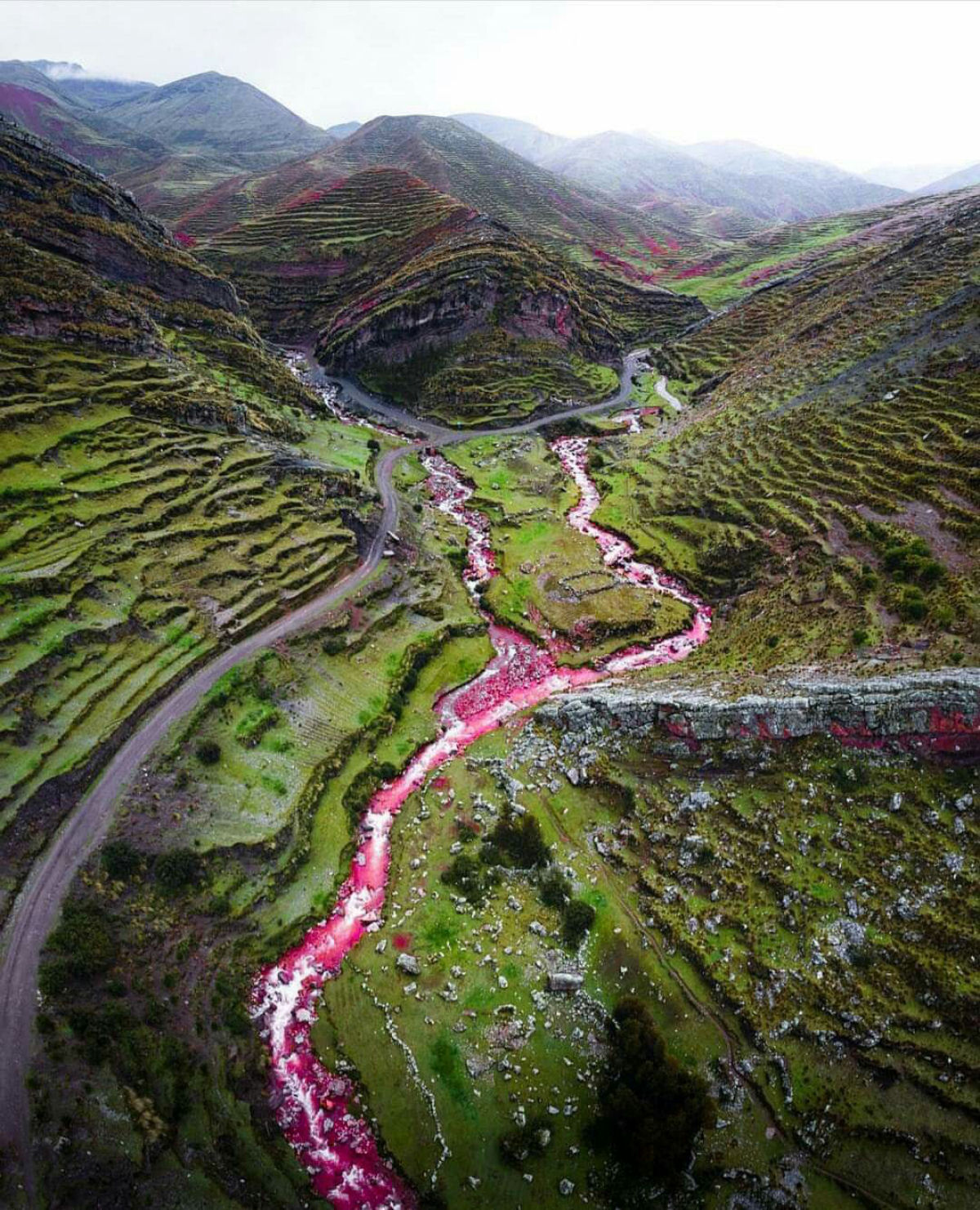 O espetculo surreal apresentado pelo Rio Vermelho em Cusco, Peru