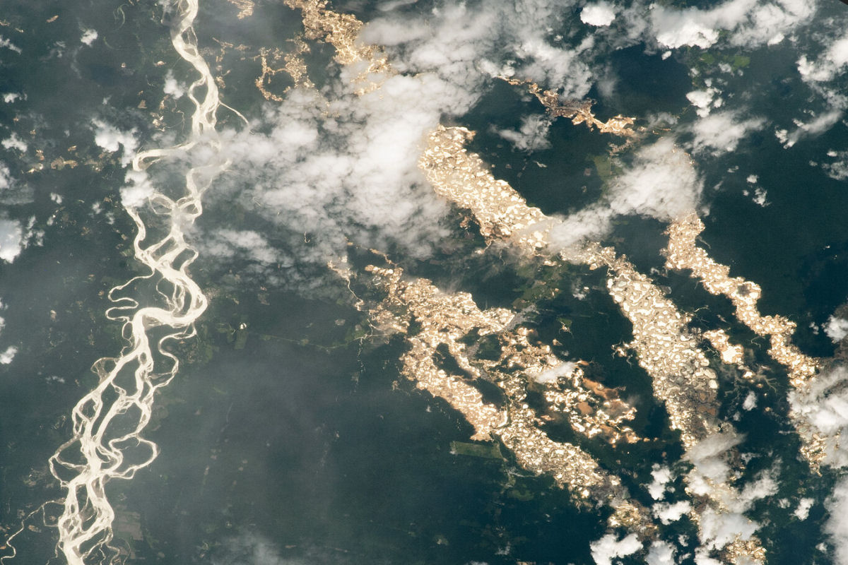 'Rios de ouro' do Peru, a imagem que revela o alcance da mineração ilegal no Amazonas