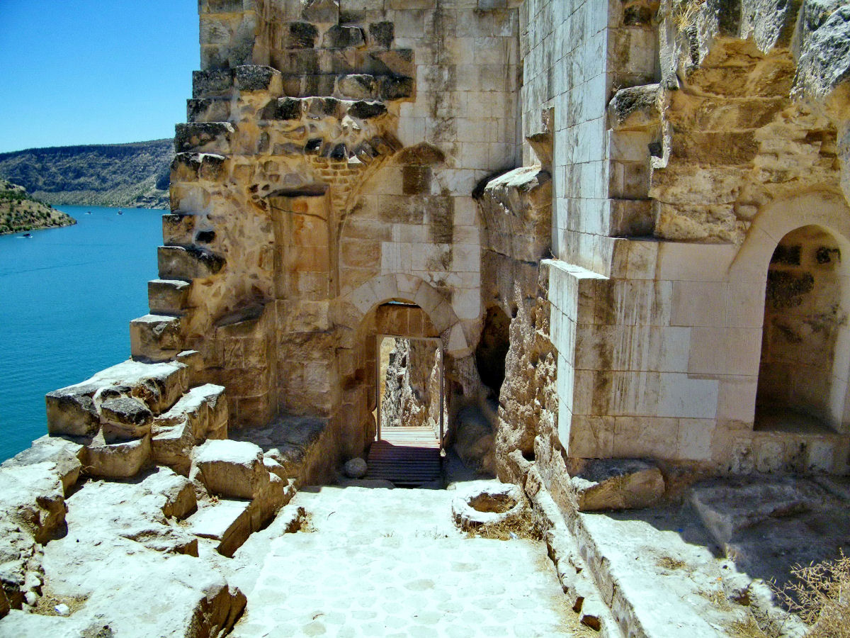 Rumkale, a antiga fortaleza nas margens do Eufrates, acessvel apenas por barco