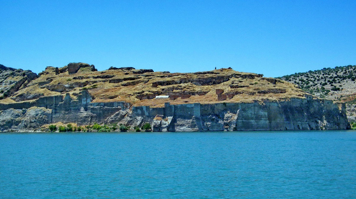 Rumkale, a antiga fortaleza nas margens do Eufrates, acessível apenas por barco