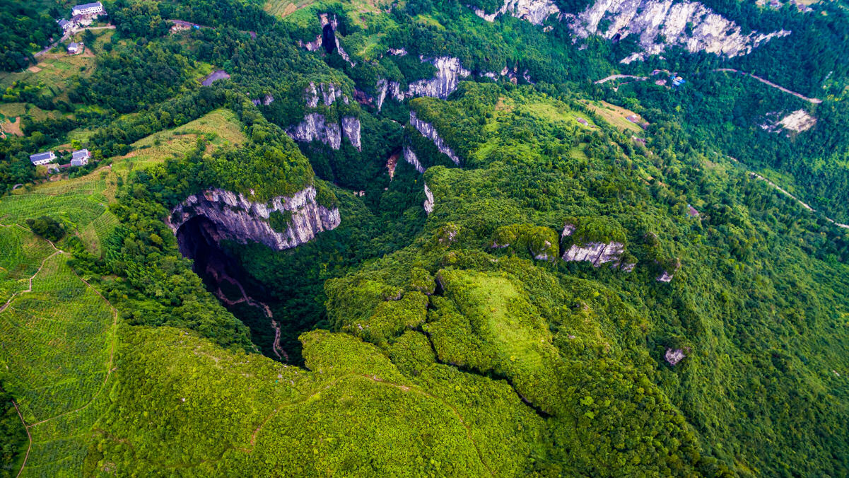 Descobrem na China um gigantesco sumidouro com seu próprio bosque