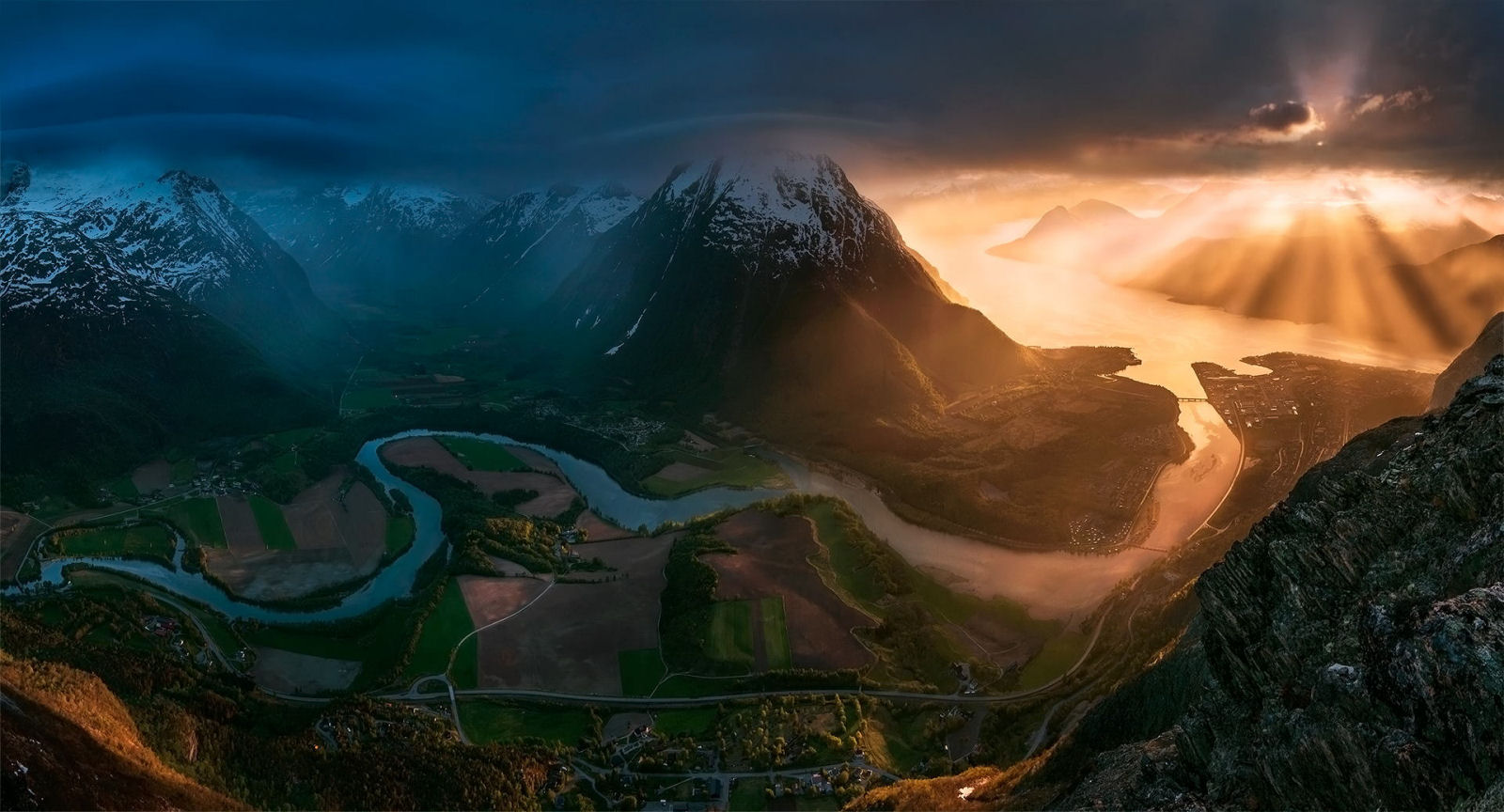 Fotgrafo aventureiro sobe no alto das montanhas para capturar paisagens deslumbrantes 13