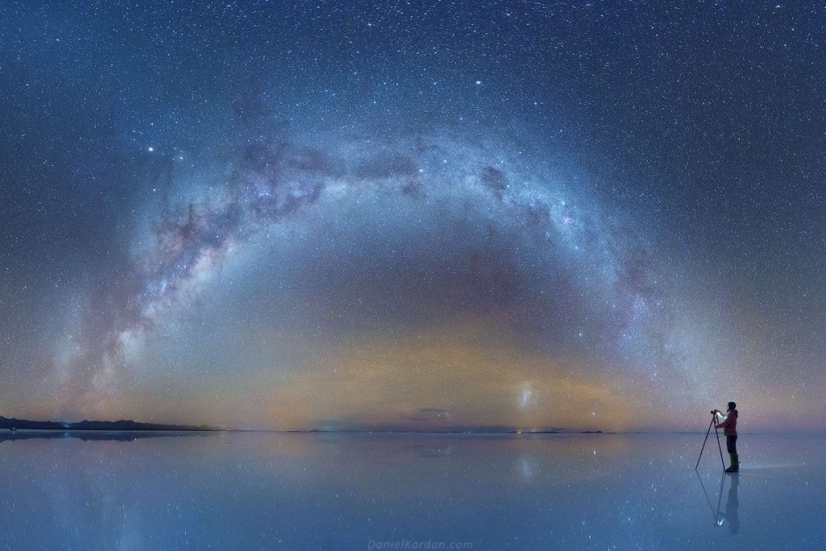Fotógrafo russo captura deslumbrantes fotos da Via Láctea espelhada em planície de sal na Bolívia 01