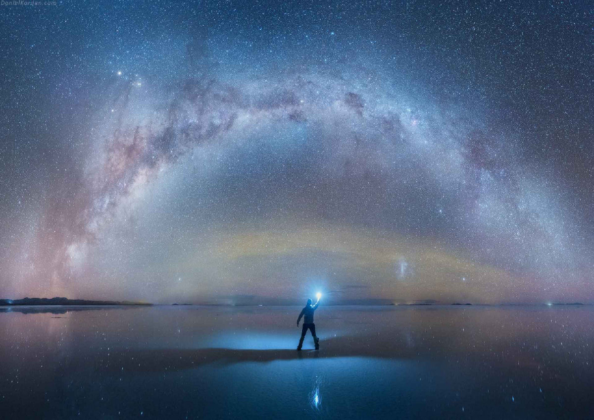 Fotógrafo russo captura deslumbrantes fotos da Via Láctea espelhada em planície de sal na Bolívia 03