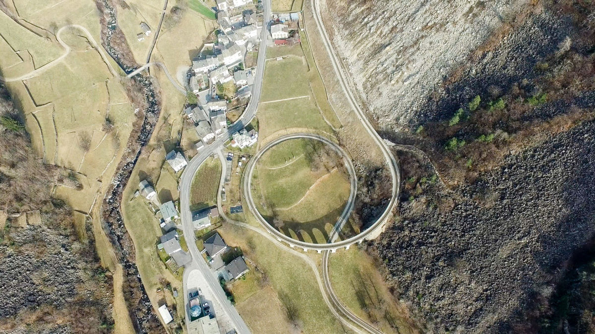 O Viaduto Espiral de Brusio  uma obra de engenharia imbuda de elegncia e engenhosidade