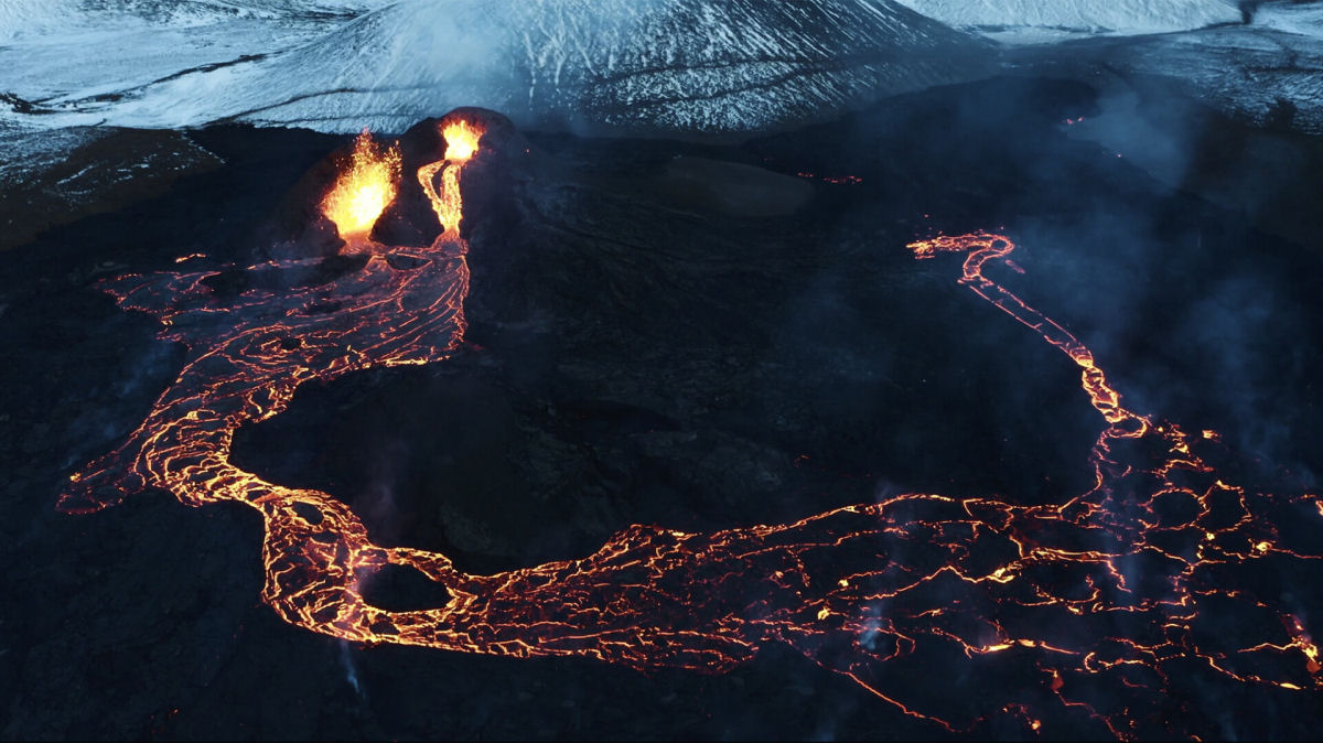 Imagens aéreas impressionantes do vulcão Fagradalsfjall cuspindo lava