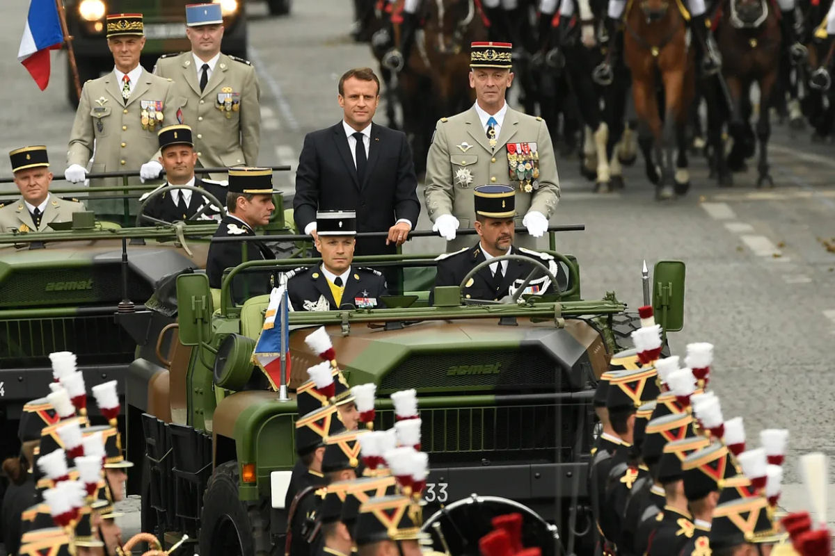 Macron é vaiado e recebe o dedo do meio de franceses durante desfile do Dia da Bastilha