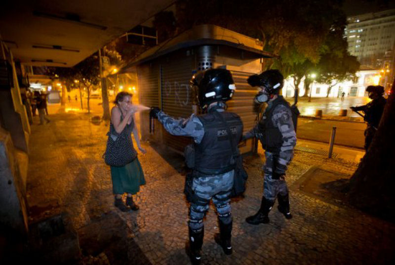 A história por trás da jovem aspergida com spray de pimenta no Rio