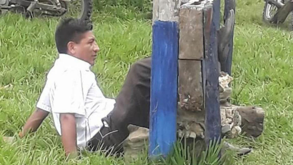 Povoado boliviano coloca o prefeito no tronco por causa da sua m administrao