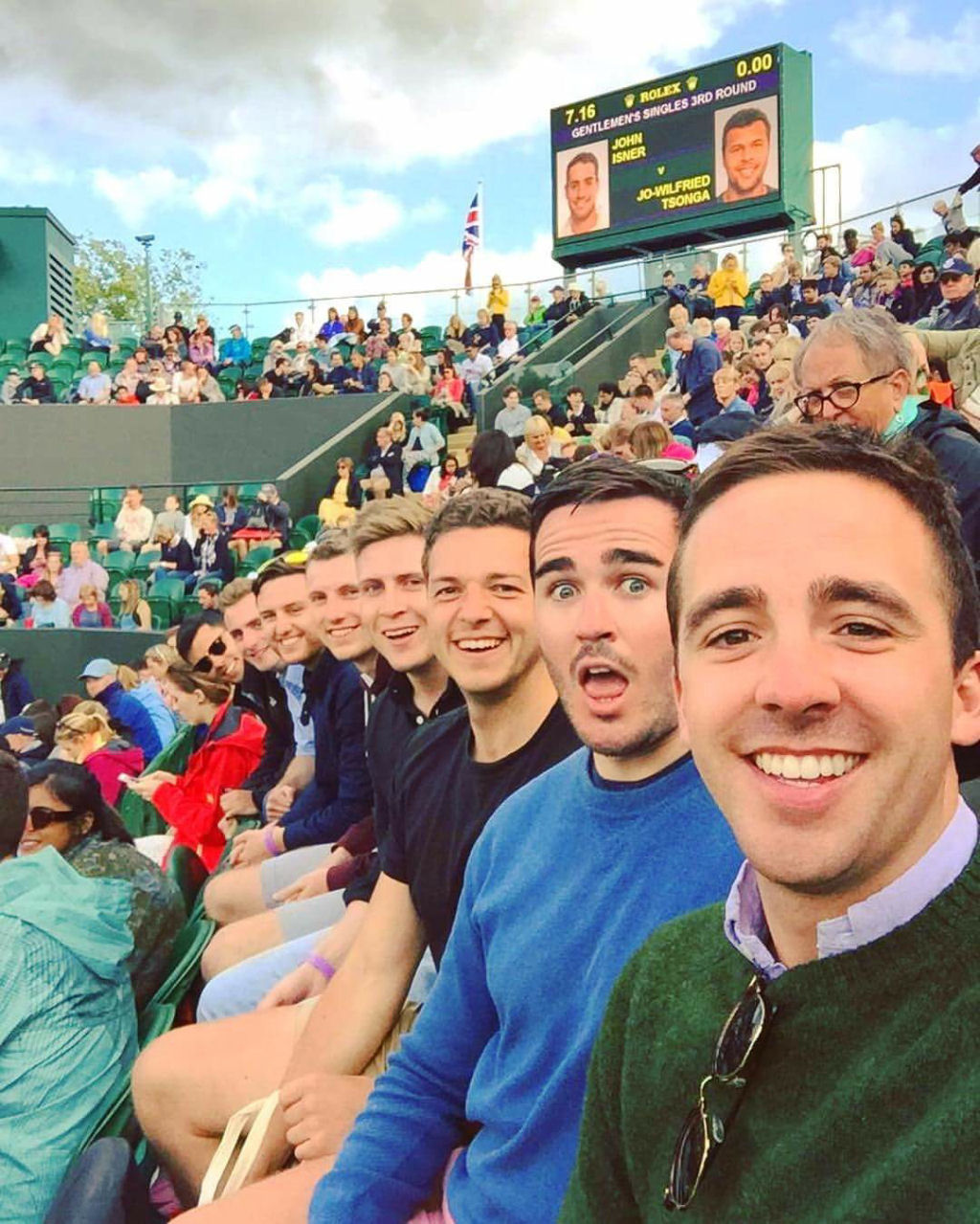 8 sorridentes amigos alinharam-se para uma selfie, mas a internet destruiu sua reputação por completo 01