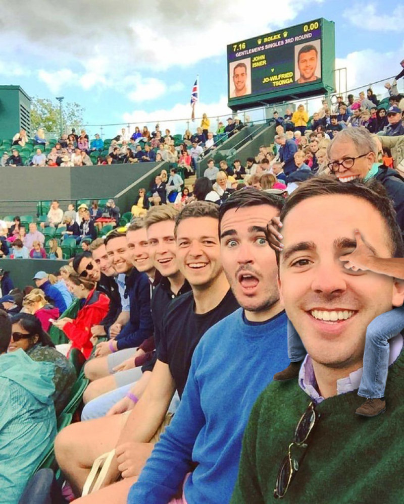 8 sorridentes amigos alinharam-se para uma selfie, mas a internet destruiu sua reputação por completo 15