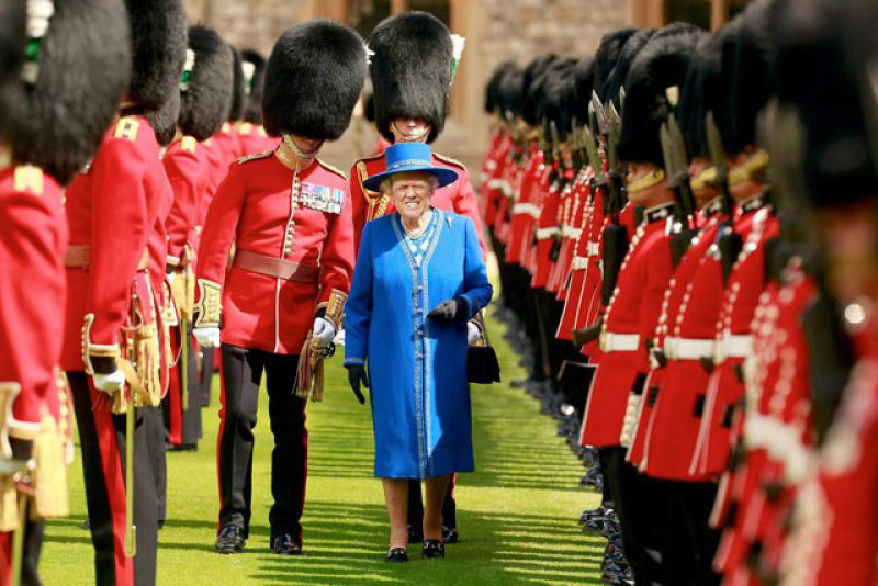 A Internet no consegue parar de rir com o rosto de Trump fotochopado na rainha 06