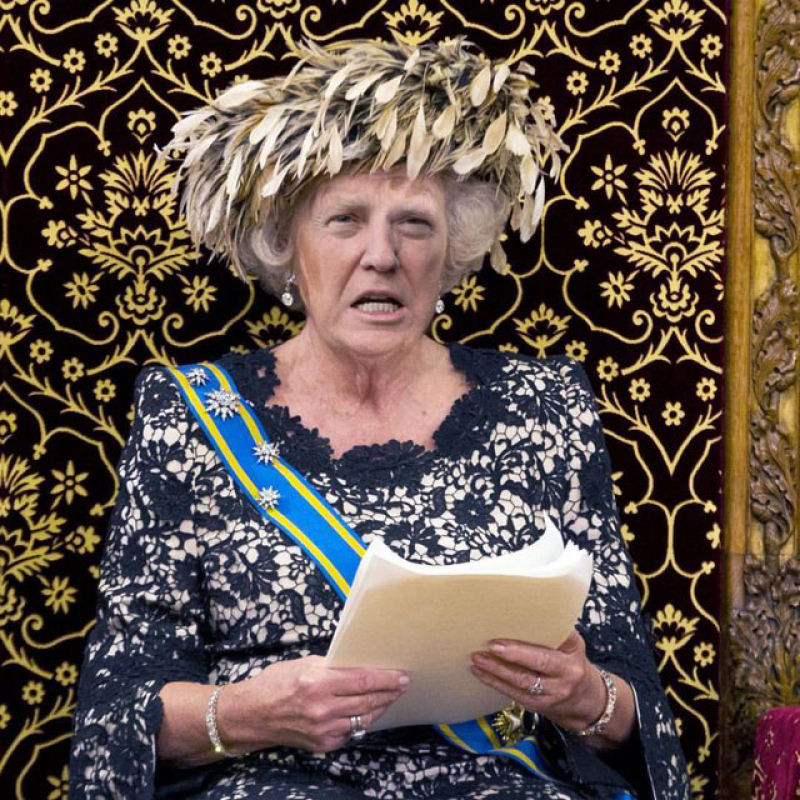 A Internet no consegue parar de rir com o rosto de Trump fotochopado na rainha 45