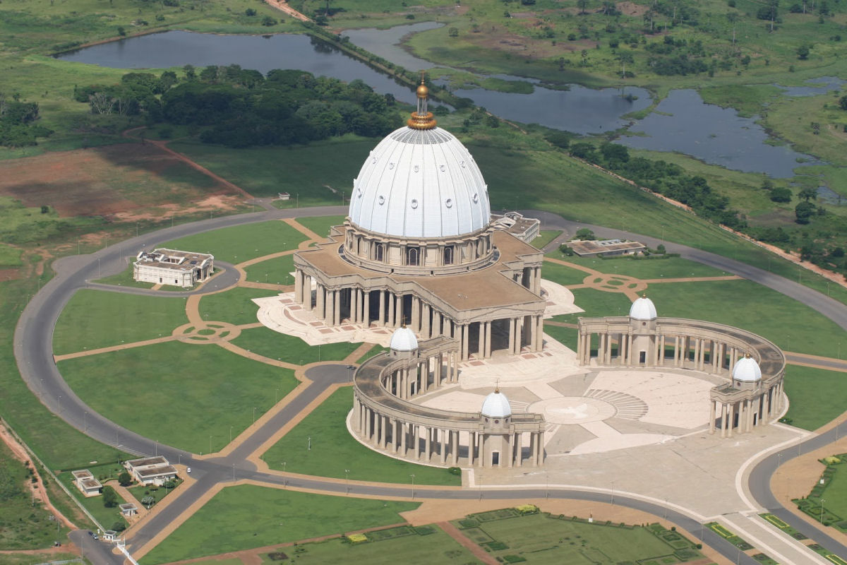 A maior igreja do mundo, cópia do Vaticano, fica na Costa do Marfim
