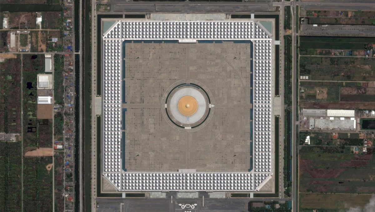 A simetria e as formas do Makha Bucha em Wat Dhammakaya 03