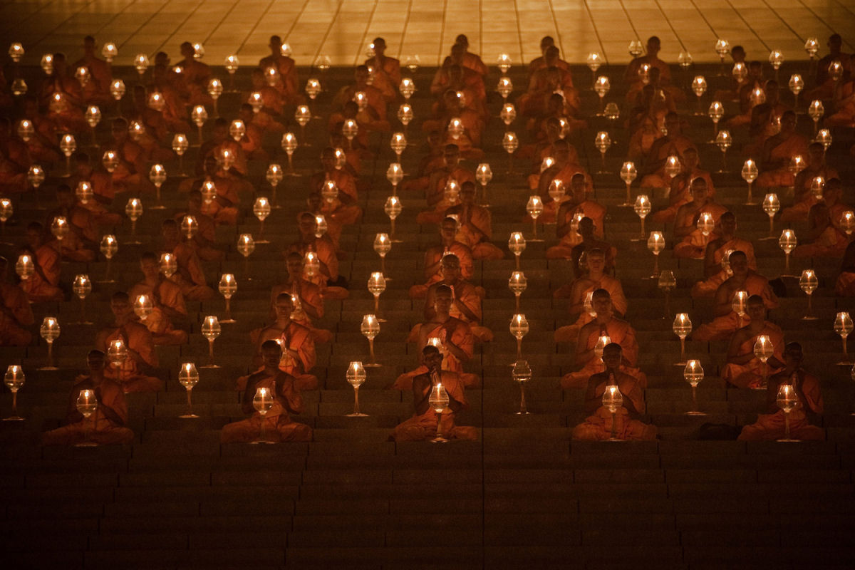 A simetria e as formas do Makha Bucha em Wat Dhammakaya 14